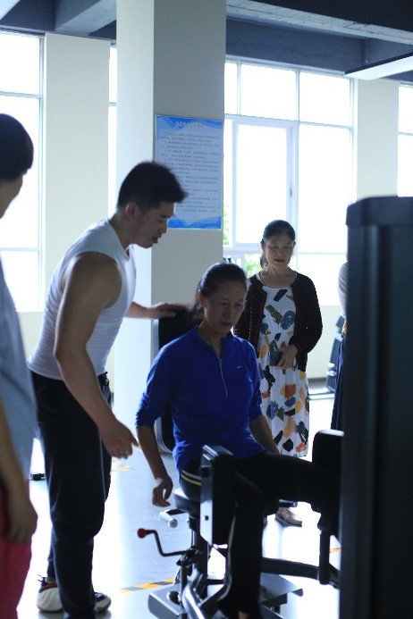 一群人站在窗户边描述已自动生成