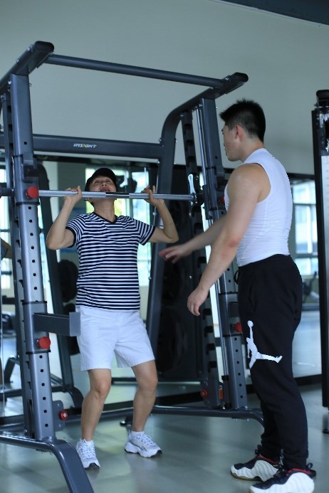 一些人在房间内玩体感游戏中度可信度描述已自动生成