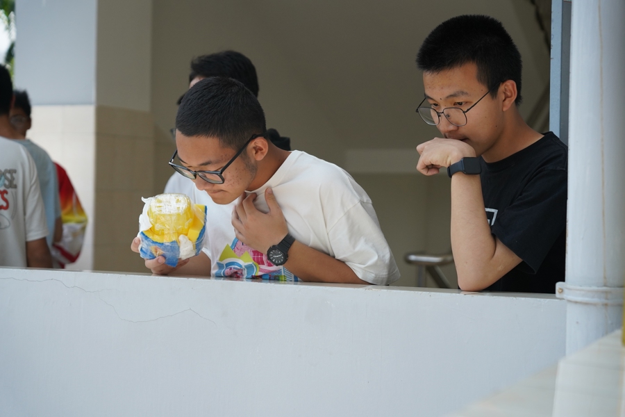 男人在吃东西中度可信度描述已自动生成