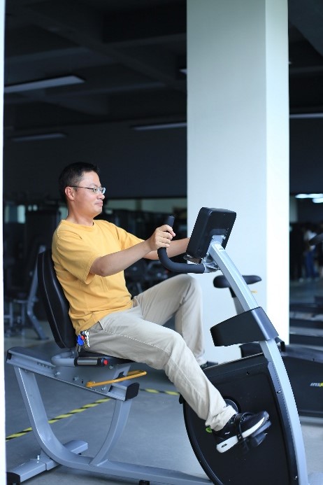 男人戴着耳机中度可信度描述已自动生成