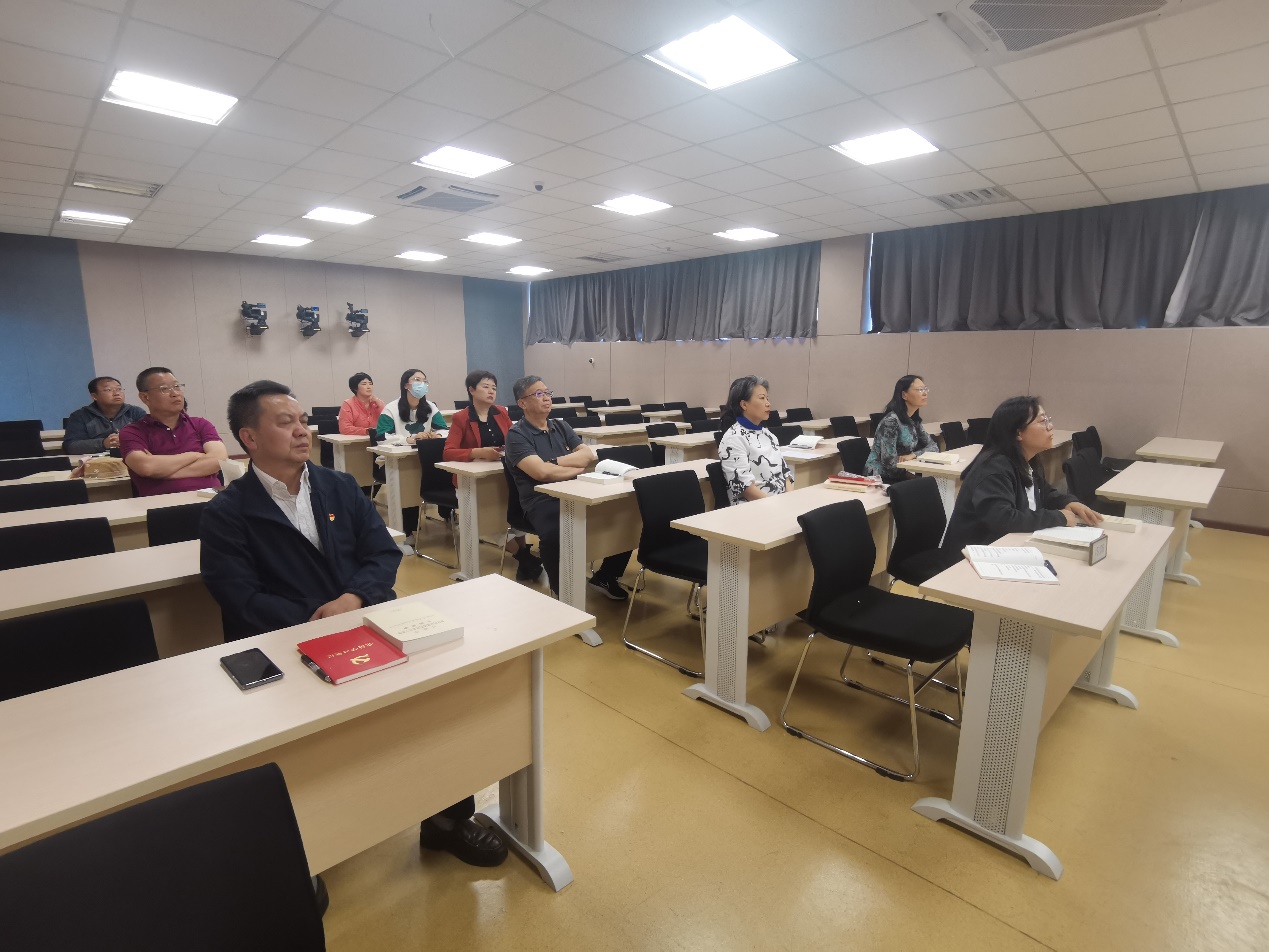 人们在房间里描述已自动生成