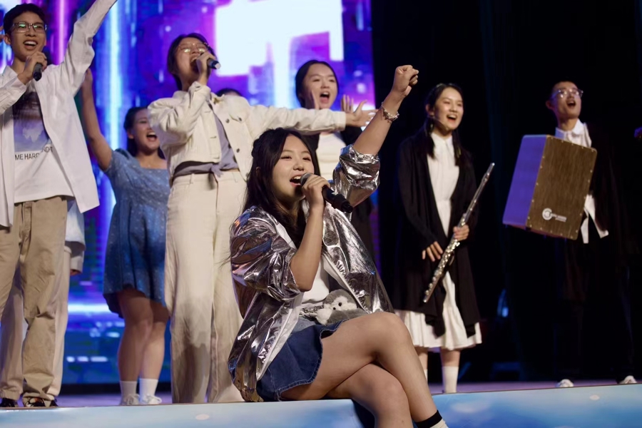 一群男人和女人在舞台上唱歌中度可信度描述已自动生成