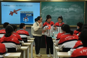 一群小孩在桌子上

中度可信度描述已自动生成