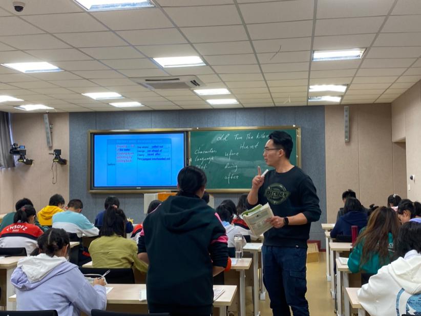 会议室里的人们

描述已自动生成