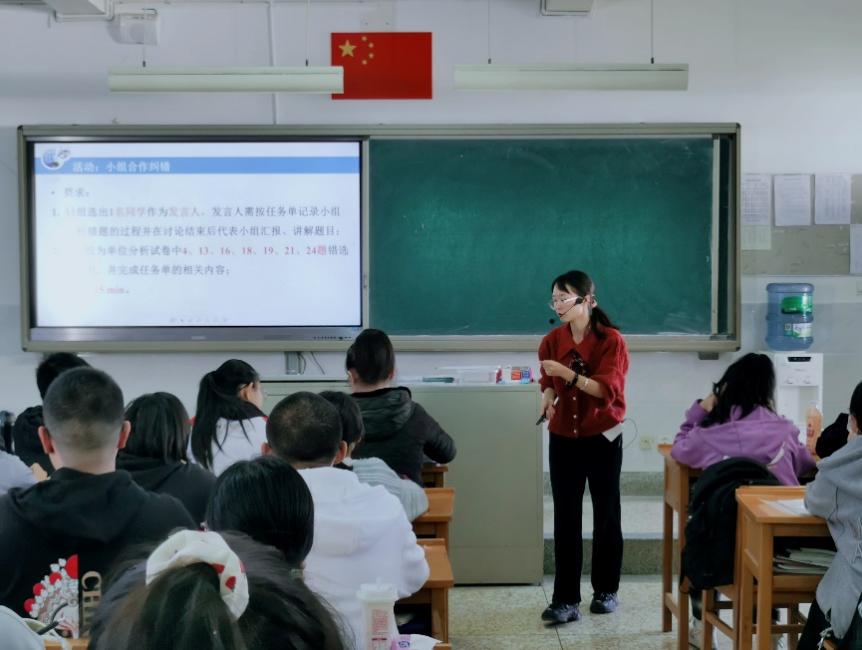 一群人在台上演讲

已生成高可信度的说明