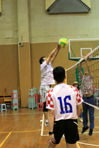 一群人在踢足球

中度可信度描述已自动生成