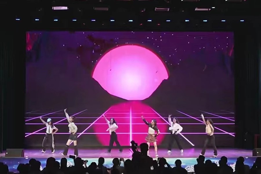 舞台上有人在表演描述已自动生成