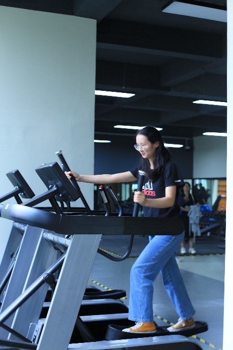 图片包含 人, 男人, 年轻, 站描述已自动生成