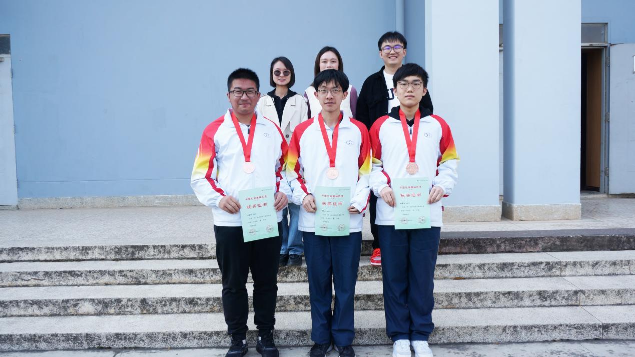化学竞赛教练、同学合影-2022