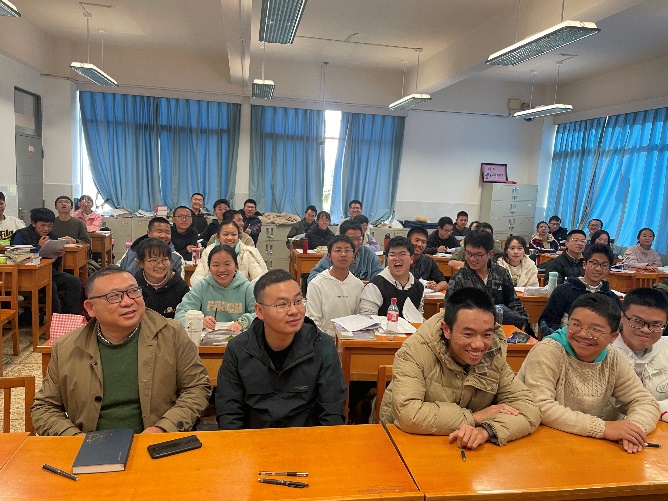 一群人坐在桌子前描述已自动生成