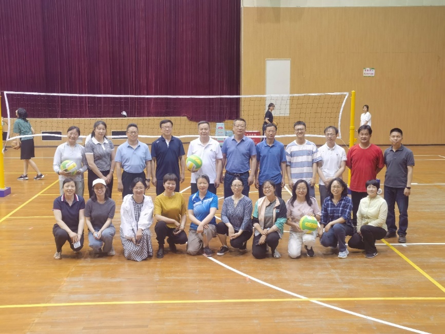 一群人在表演

中度可信度描述已自动生成