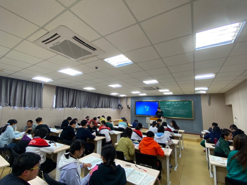 会议室里的人们

描述已自动生成