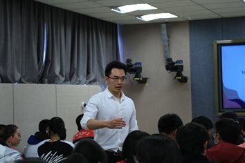 人们在看台上的人在房间里的一群人

描述已自动生成