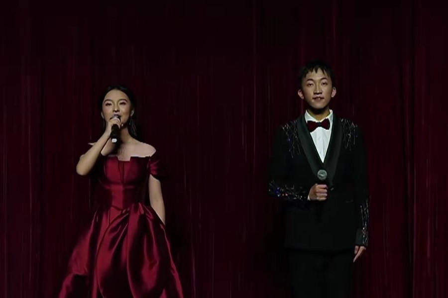 穿西装的男人和女人站在一起中度可信度描述已自动生成