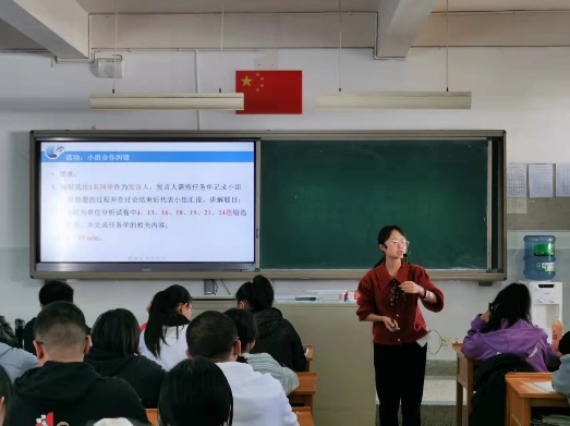 一群人站在台上演讲

已生成高可信度的说明