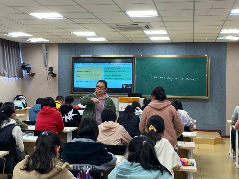 会议室里的人们

描述已自动生成