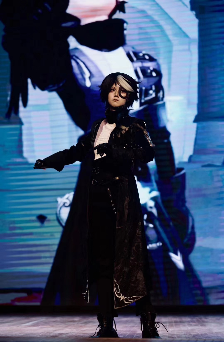 人站在雪地里走中度可信度描述已自动生成