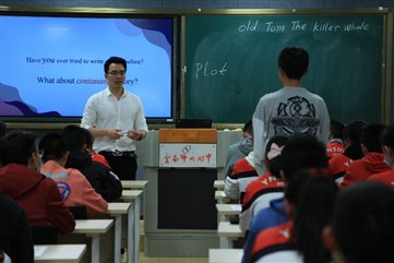 一群人在看电脑

描述已自动生成