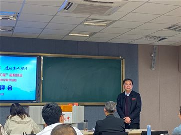 会议室里的人们

描述已自动生成