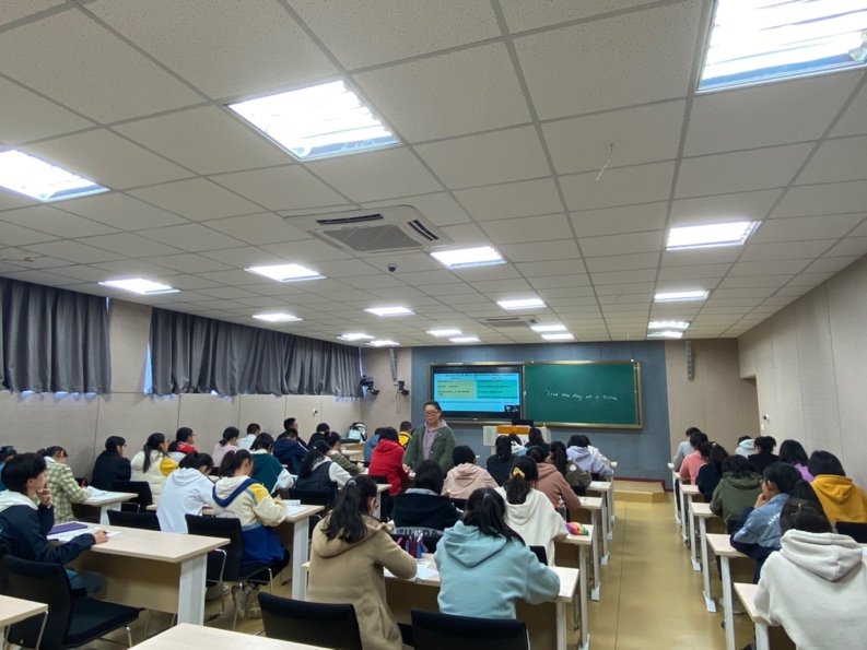 会议室里的人们

描述已自动生成