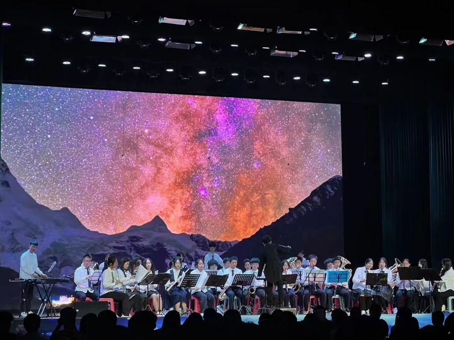 人们在看台上的人和台下的观众低可信度描述已自动生成