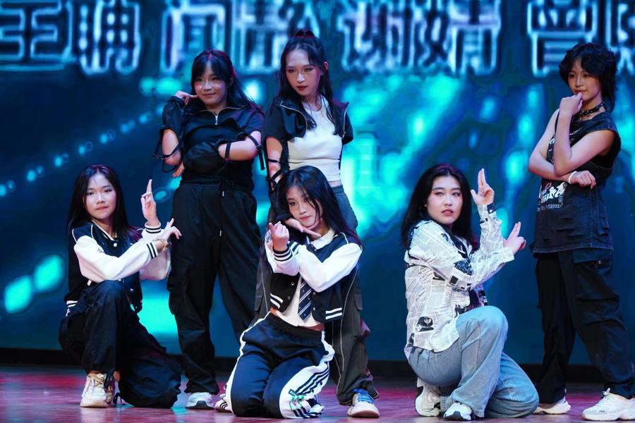 人站在舞台上表演的几个人低可信度描述已自动生成