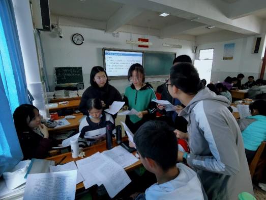 一群人在房间里

已生成高可信度的说明