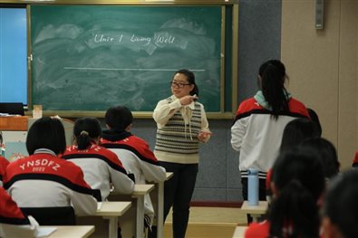 会议室里的人们

中度可信度描述已自动生成