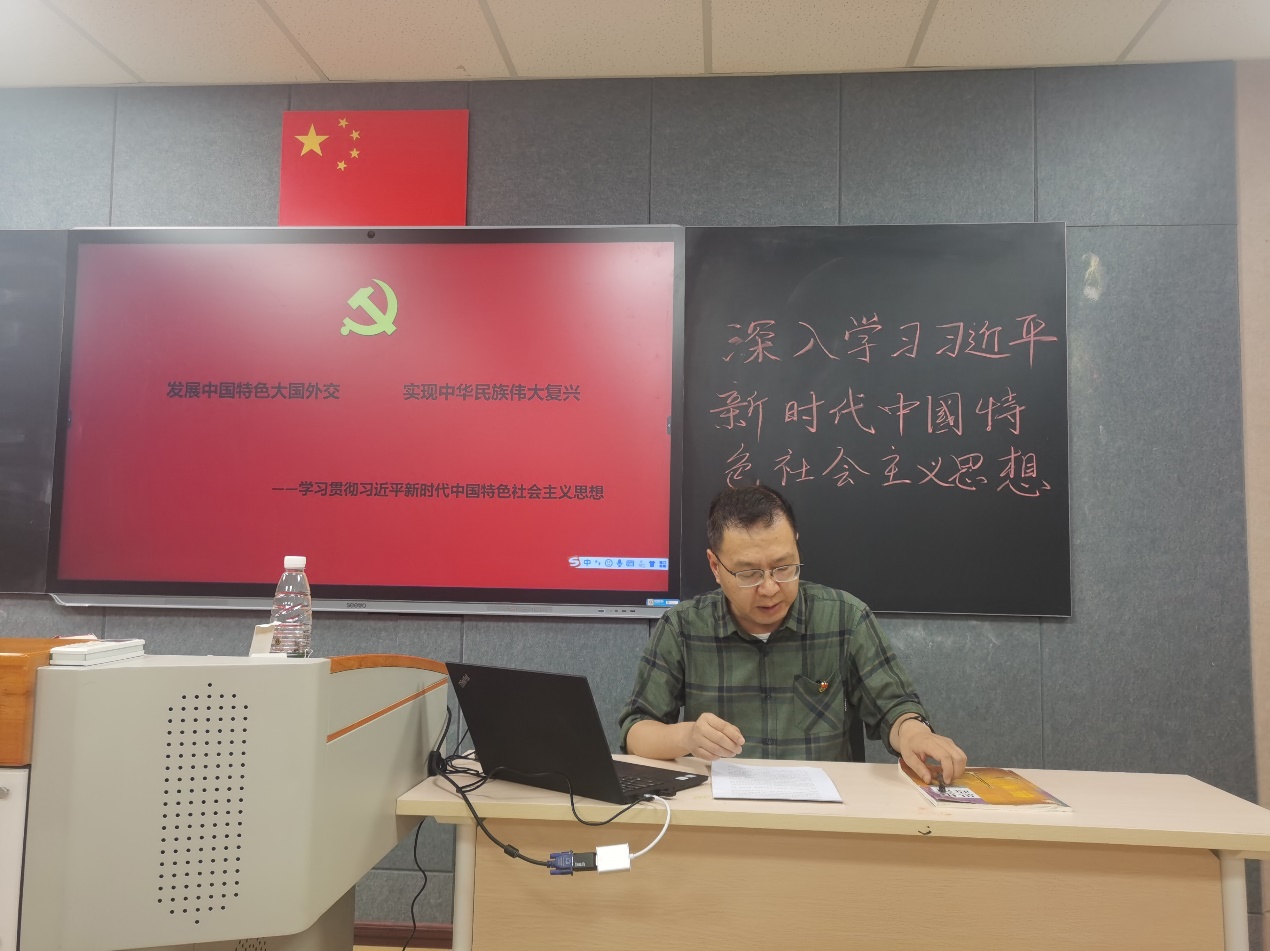 桌子上有人的照片上写着字中度可信度描述已自动生成