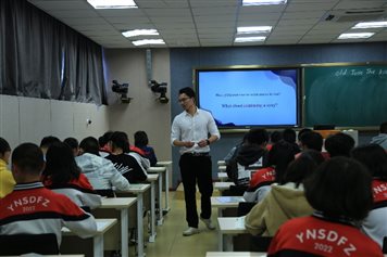 一群人在台上演讲

描述已自动生成