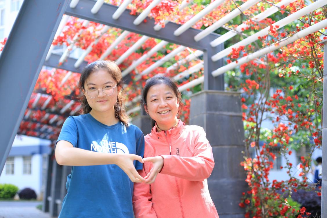 C:\\Users\\cache\\Desktop\\高三考试优异师生\\nEO_IMG_IMG_5018.jpgnEO_IMG_IMG_5018